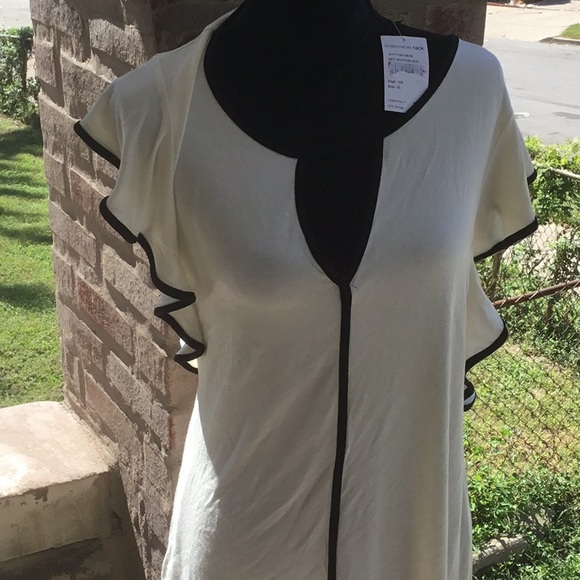 Bobeau Tops - Bobeau.  Cream with black trim with key hole XL